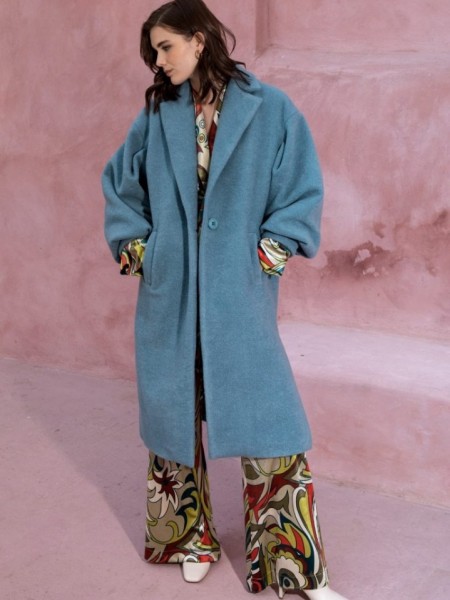 Σιελ oversized παλτό  με ιδιαίτερα φουσκωτά  μανίκια, μπροστινές πλαϊνές τσέπες και κλείσιμο με κουμπί Nema