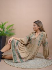 Μπεζ μακρυμάνικο κοντό boho-style LIVIANA φόρεμα με V-λαιμόκοψη, ανάγλυφα σχέδια και σούρες σε επίπεδα Nema