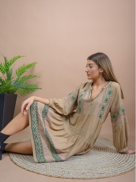 Μπεζ μακρυμάνικο κοντό boho-style LIVIANA φόρεμα με V-λαιμόκοψη, ανάγλυφα σχέδια και σούρες σε επίπεδα Nema