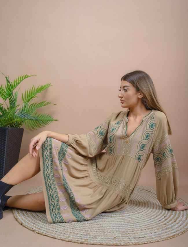 Μπεζ μακρυμάνικο κοντό boho-style LIVIANA φόρεμα με V-λαιμόκοψη, ανάγλυφα σχέδια και σούρες σε επίπεδα Nema