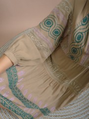 Μπεζ μακρυμάνικο κοντό boho-style LIVIANA φόρεμα με V-λαιμόκοψη, ανάγλυφα σχέδια και σούρες σε επίπεδα Nema
