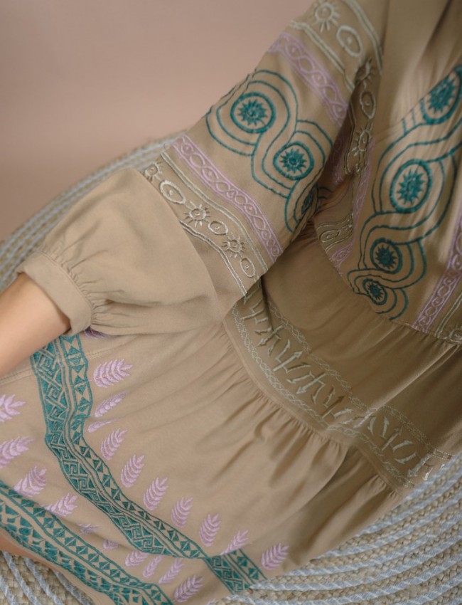 Μπεζ μακρυμάνικο κοντό boho-style LIVIANA φόρεμα με V-λαιμόκοψη, ανάγλυφα σχέδια και σούρες σε επίπεδα Nema
