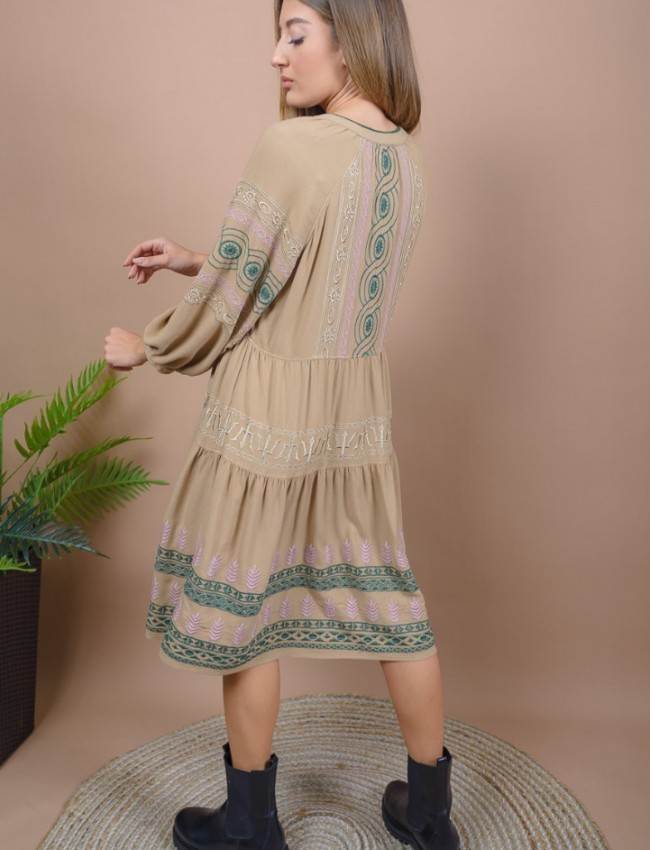Μπεζ μακρυμάνικο κοντό boho-style LIVIANA φόρεμα με V-λαιμόκοψη, ανάγλυφα σχέδια και σούρες σε επίπεδα Nema