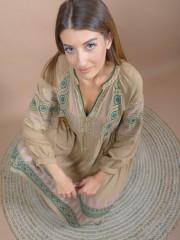 Μπεζ μακρυμάνικο κοντό boho-style LIVIANA φόρεμα με V-λαιμόκοψη, ανάγλυφα σχέδια και σούρες σε επίπεδα Nema