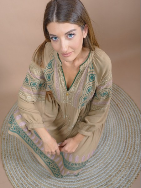 Μπεζ μακρυμάνικο κοντό boho-style LIVIANA φόρεμα με V-λαιμόκοψη, ανάγλυφα σχέδια και σούρες σε επίπεδα Nema