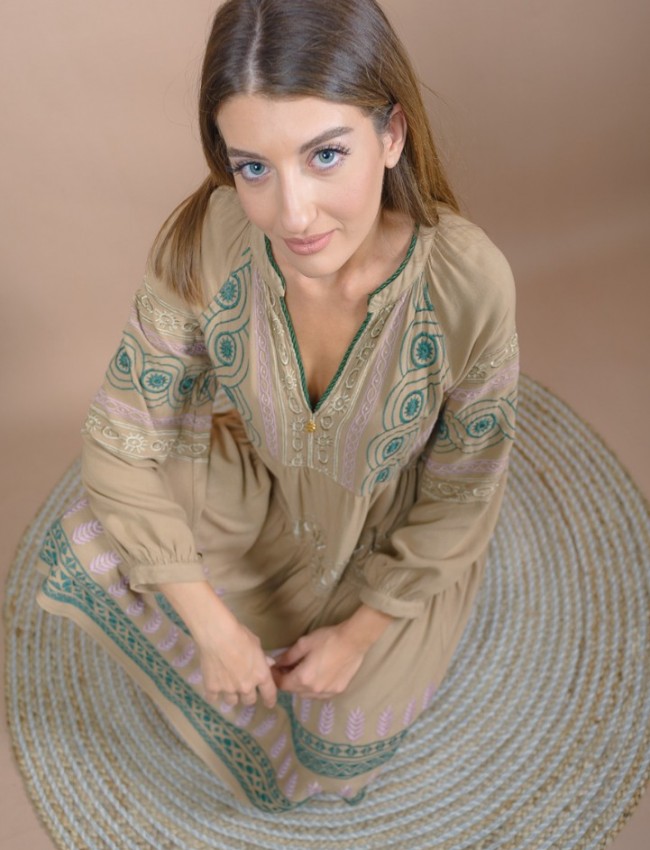 Μπεζ μακρυμάνικο κοντό boho-style LIVIANA φόρεμα με V-λαιμόκοψη, ανάγλυφα σχέδια και σούρες σε επίπεδα Nema