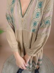 Μπεζ μακρυμάνικο κοντό boho-style LIVIANA φόρεμα με V-λαιμόκοψη, ανάγλυφα σχέδια και σούρες σε επίπεδα Nema