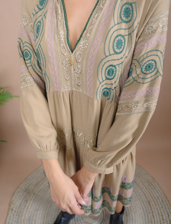 Μπεζ μακρυμάνικο κοντό boho-style LIVIANA φόρεμα με V-λαιμόκοψη, ανάγλυφα σχέδια και σούρες σε επίπεδα Nema