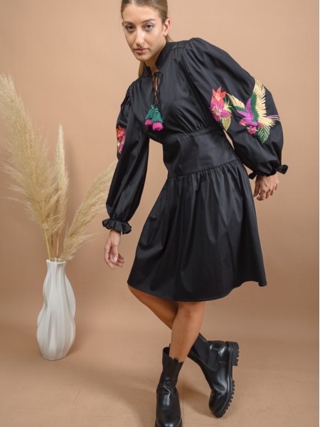 Μαύρο βαμβακοσατέν μακρυμάνικο κοντό AMATA φόρεμα με μάο γιακά, κλείσιμο με κορδόνι στο λαιμό, φαρδιά μπάσκα στη μέση και κέντημα στα μανίκια Nema