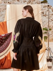 Μαύρο βαμβακοσατέν μακρυμάνικο κοντό AMATA φόρεμα με μάο γιακά, κλείσιμο με κορδόνι στο λαιμό, φαρδιά μπάσκα στη μέση και κέντημα στα μανίκια Nema