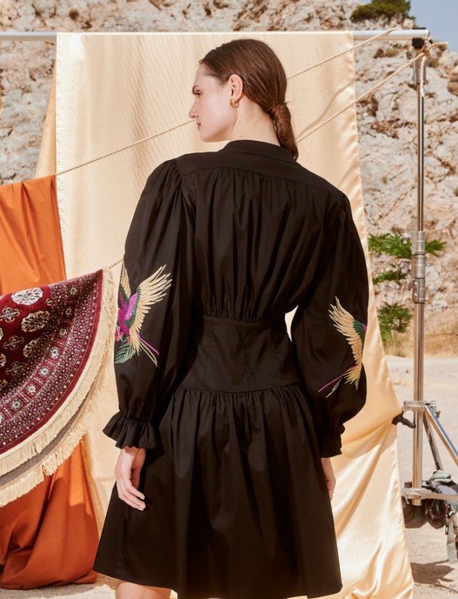 Μαύρο βαμβακοσατέν μακρυμάνικο κοντό AMATA φόρεμα με μάο γιακά, κλείσιμο με κορδόνι στο λαιμό, φαρδιά μπάσκα στη μέση και κέντημα στα μανίκια Nema