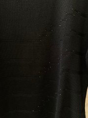 Μαύρη μακρυμάνικη πλεκτή μπλούζα, με στρογγυλή λαιμόκοψη και ανάγλυφες λεπτομέρειες στο μπροστά μέρος Nicola