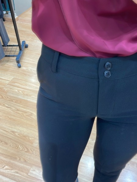 Μαύρο ελαστικό pencil jumbo παντελόνι, με πλάγιες τσέπες και κλείσιμο με δυο κουμπιά και κρυφό φερμουάρ μπροστά Romina exclucive 