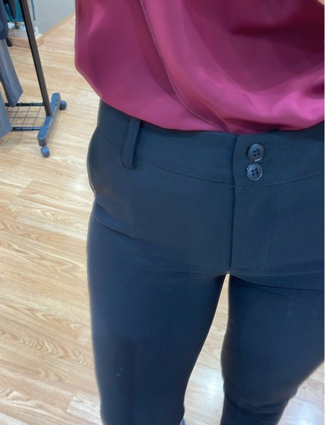 Μαύρο ελαστικό pencil jumbo παντελόνι, με πλάγιες τσέπες και κλείσιμο με δυο κουμπιά και κρυφό φερμουάρ μπροστά Romina exclucive 