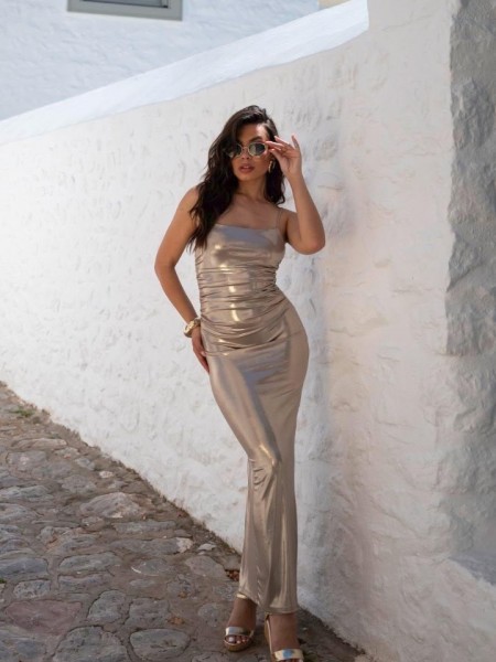 Χρυσό μεταλλιζέ lurex αμάνικο maxi φόρεμα, σε εφαρμοστή γραμμή, τετράγωνη λαιμόκοψη, μικρές σούρες στο μπροστινό μέρος, έξω πλάτη με σταθερά κορδόνια και άνοιγμα στο τελείωμα  Romina Exclusive 