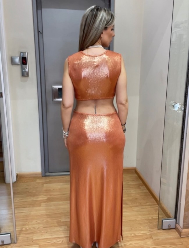 Terracotta μεταλλιζέ αμάνικο maxi φόρεμα με ανοίγματα μπροστά και στην πλάτη, κλειστή λαιμόκοψη και χρυσό διακοσμητικό μπροστά Romina exclusive