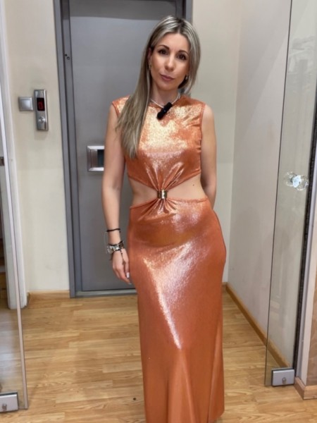 Terracotta μεταλλιζέ αμάνικο maxi φόρεμα με ανοίγματα μπροστά και στην πλάτη, κλειστή λαιμόκοψη και χρυσό διακοσμητικό μπροστά Romina exclusive