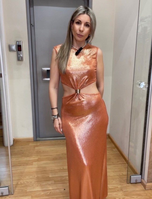 Terracotta μεταλλιζέ αμάνικο maxi φόρεμα με ανοίγματα μπροστά και στην πλάτη, κλειστή λαιμόκοψη και χρυσό διακοσμητικό μπροστά Romina exclusive