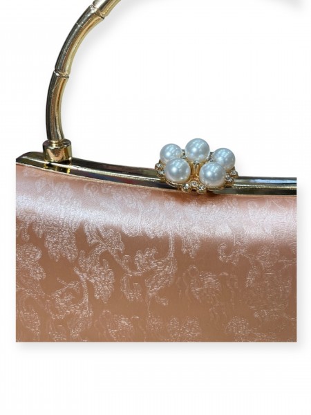 Nude σατέν brokar τσάντα clutch με σταθερό χερούλι, κούμπωμα με πέρλες και αποσπώμενη αλυσίδα Romina exclusive
