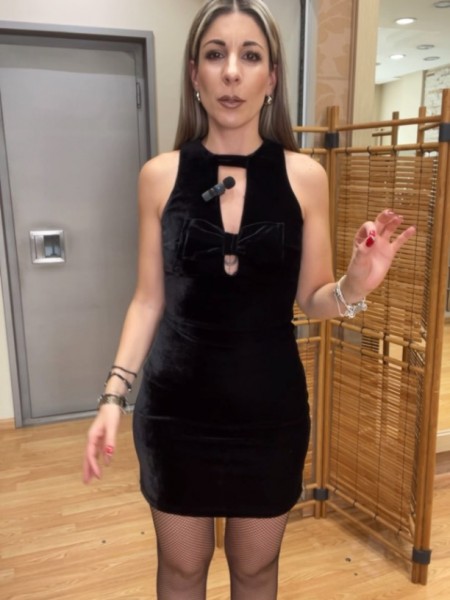 Μαύρο βελουτέ αμάνικο ελαστικό κοντό φόρεμα, με παρτούς ώμους, κλειστή στρογγυλή λαιμόκοψη με άνοιγμα μπροστά, μη αποσπώμενο φιόγκο στο μπούστο και κλείσιμο με κουμπί και φερμουάρ πίσω Romina exclusive   