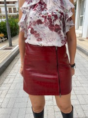 Μπορντώ faux-leather croco κοντή φούστα, σε Α-γραμμή και κλείσιμο με πλάγιο φερμουάρ μπροστά Romina exclusive  