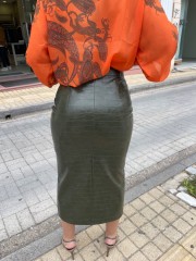 Χακί ψηλόμεση midi faux-leather croco φούστα σε ίσια γραμμή, χωρίς τσέπες και μπροστινό άνοιγμα Romina exclusive