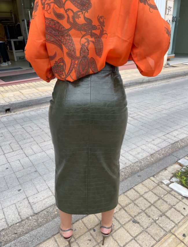Χακί ψηλόμεση midi faux-leather croco φούστα σε ίσια γραμμή, χωρίς τσέπες και μπροστινό άνοιγμα Romina exclusive