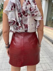 Μπορντώ faux-leather croco κοντή φούστα, σε Α-γραμμή και κλείσιμο με πλάγιο φερμουάρ μπροστά Romina exclusive  