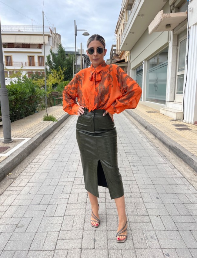 Χακί ψηλόμεση midi faux-leather croco φούστα σε ίσια γραμμή, χωρίς τσέπες και μπροστινό άνοιγμα Romina exclusive