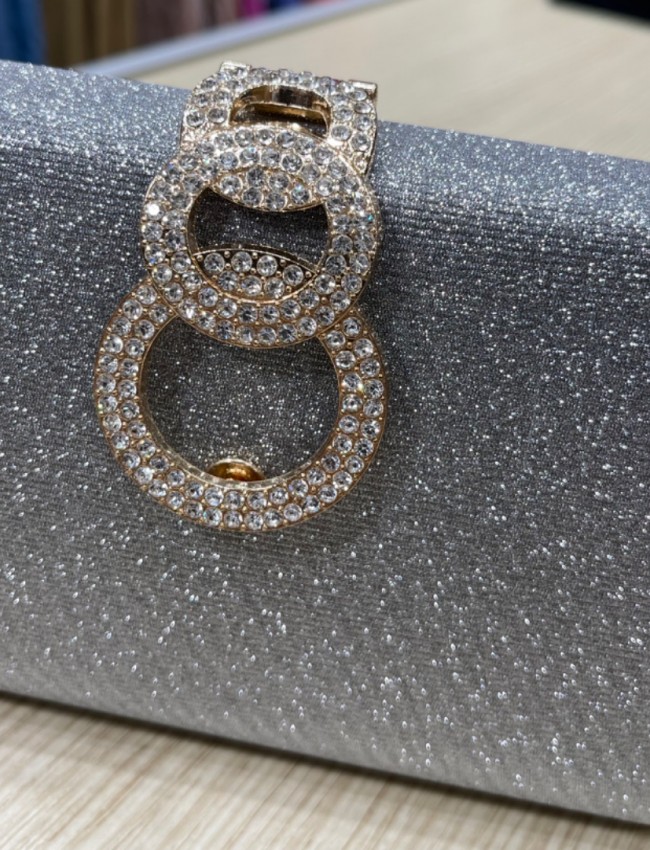 Ασημί στραφταλιζέ clutch τσαντάκι με στρασένιο κούμπωμα Romina exclusive