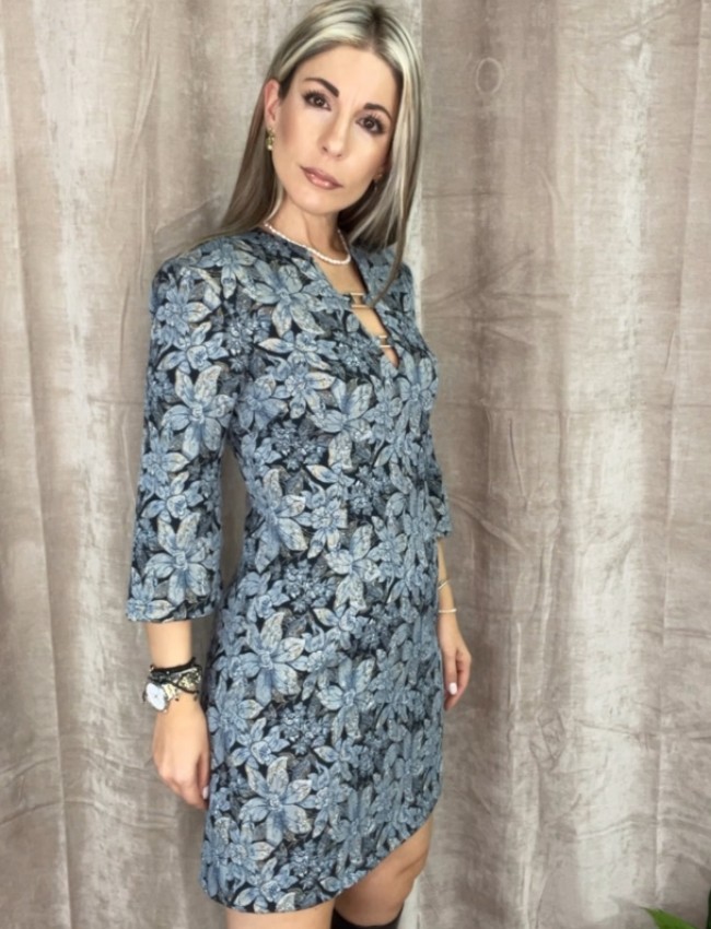 Floral printed μπλε μπροκάρ κοντό φόρεμα σε Α-γραμμή, με καμπάνα 3/4 μανίκια και  χρυσά διακοσμητικά στην V-λαιμόκοψη WECOSS