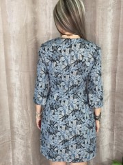 Floral printed μπλε μπροκάρ κοντό φόρεμα σε Α-γραμμή, με καμπάνα 3/4 μανίκια και  χρυσά διακοσμητικά στην V-λαιμόκοψη WECOSS