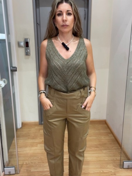 Olive ψηλόμεσο βαμβακερό παντελόνι σε ίσια γραμμή, μπροστινές πλαγιές τσέπες, μικρές διπλές πιέτες, κλείσιμο με κουμπί στο ρεβέρ και αποσπώμενη υφασμάτινη ζώνη we Coss 