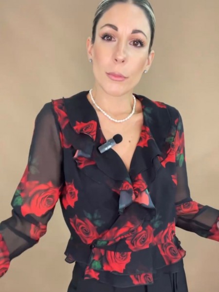 Floral printed μαύρη-κόκκινη μακρυμάνικη κρουαζέ μπλούζα από διπλή μουσελίνα με βολάν μπροστά, στο τελείωμα και στα μανίκια we Coss