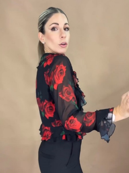 Floral printed μαύρη-κόκκινη μακρυμάνικη κρουαζέ μπλούζα από διπλή μουσελίνα με βολάν μπροστά, στο τελείωμα και στα μανίκια we Coss
