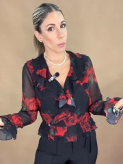Floral printed μαύρη-κόκκινη μακρυμάνικη κρουαζέ μπλούζα από διπλή μουσελίνα με βολάν μπροστά, στο τελείωμα και στα μανίκια we Coss