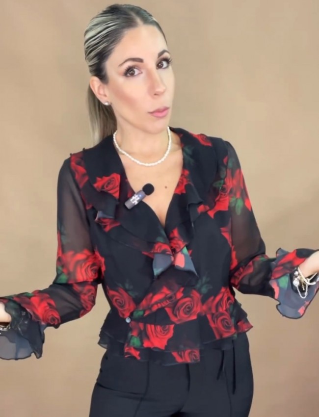 Floral printed μαύρη-κόκκινη μακρυμάνικη κρουαζέ μπλούζα από διπλή μουσελίνα με βολάν μπροστά, στο τελείωμα και στα μανίκια we Coss
