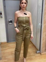 Λαδί strapless ολόσωμη φόρμα σε χαλαρή γραμμή, με πλαινές τσέπες, κλείσιμο με χρυσό φερμουάρ μπροστά και αποσπώμενη υφασμάτινη ζώνη We Coss