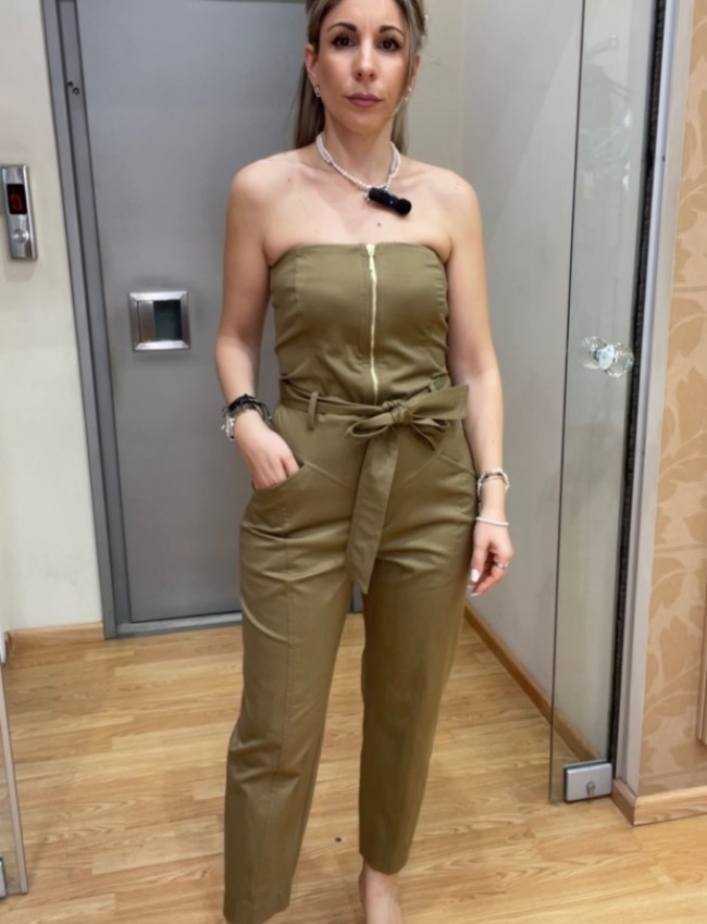 Λαδί strapless ολόσωμη φόρμα σε χαλαρή γραμμή, με πλαινές τσέπες, κλείσιμο με χρυσό φερμουάρ μπροστά και αποσπώμενη υφασμάτινη ζώνη We Coss