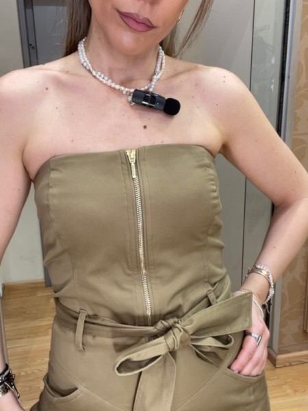 Λαδί strapless ολόσωμη φόρμα σε χαλαρή γραμμή, με πλαινές τσέπες, κλείσιμο με χρυσό φερμουάρ μπροστά και αποσπώμενη υφασμάτινη ζώνη We Coss
