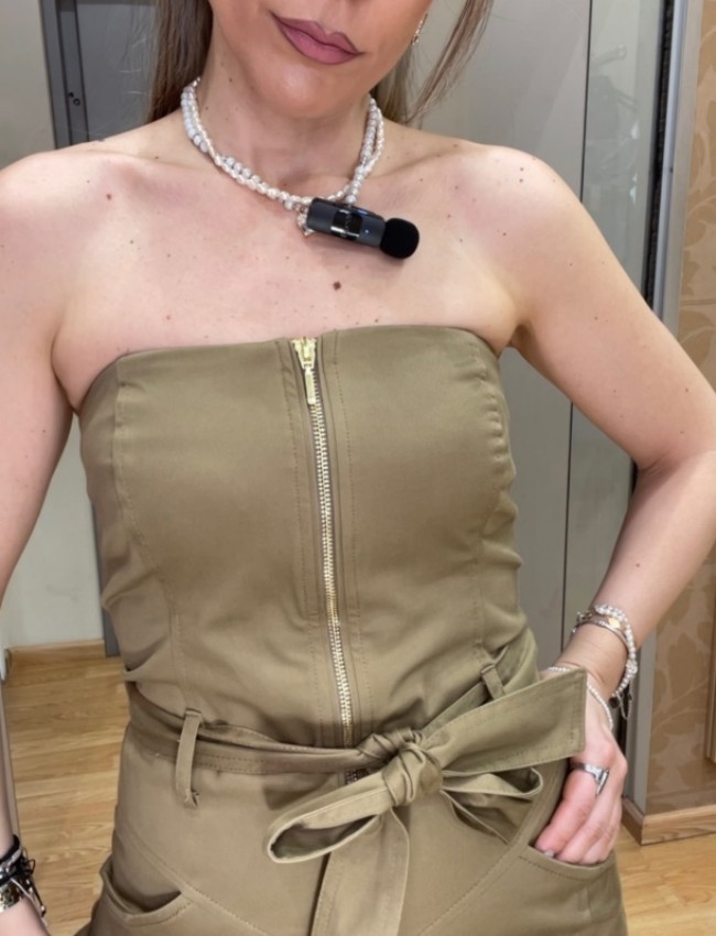 Λαδί strapless ολόσωμη φόρμα σε χαλαρή γραμμή, με πλαινές τσέπες, κλείσιμο με χρυσό φερμουάρ μπροστά και αποσπώμενη υφασμάτινη ζώνη We Coss
