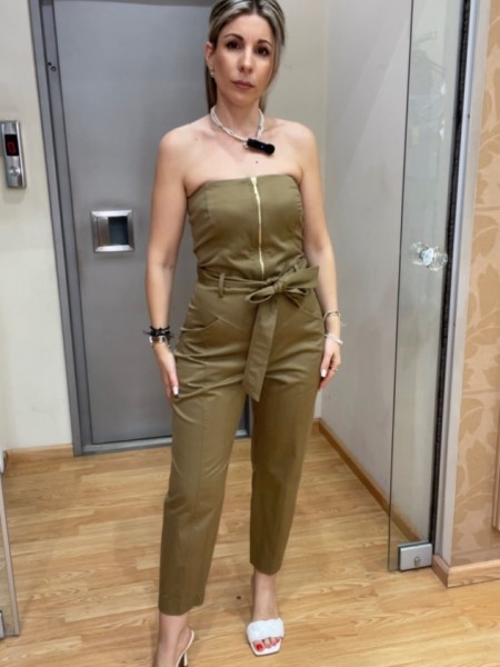 Λαδί strapless ολόσωμη φόρμα σε χαλαρή γραμμή, με πλαινές τσέπες, κλείσιμο με χρυσό φερμουάρ μπροστά και αποσπώμενη υφασμάτινη ζώνη We Coss