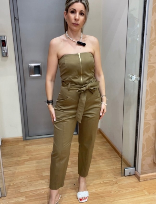 Λαδί strapless ολόσωμη φόρμα σε χαλαρή γραμμή, με πλαινές τσέπες, κλείσιμο με χρυσό φερμουάρ μπροστά και αποσπώμενη υφασμάτινη ζώνη We Coss