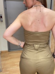 Λαδί strapless ολόσωμη φόρμα σε χαλαρή γραμμή, με πλαινές τσέπες, κλείσιμο με χρυσό φερμουάρ μπροστά και αποσπώμενη υφασμάτινη ζώνη We Coss