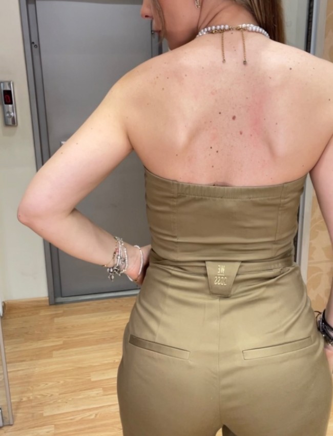 Λαδί strapless ολόσωμη φόρμα σε χαλαρή γραμμή, με πλαινές τσέπες, κλείσιμο με χρυσό φερμουάρ μπροστά και αποσπώμενη υφασμάτινη ζώνη We Coss