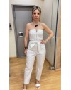 Λευκή strapless ολόσωμη φόρμα σε χαλαρή γραμμή, με πλαινές τσέπες, κλείσιμο με χρυσό φερμουάρ μπροστά και αποσπώμενη υφασμάτινη ζώνη We Coss