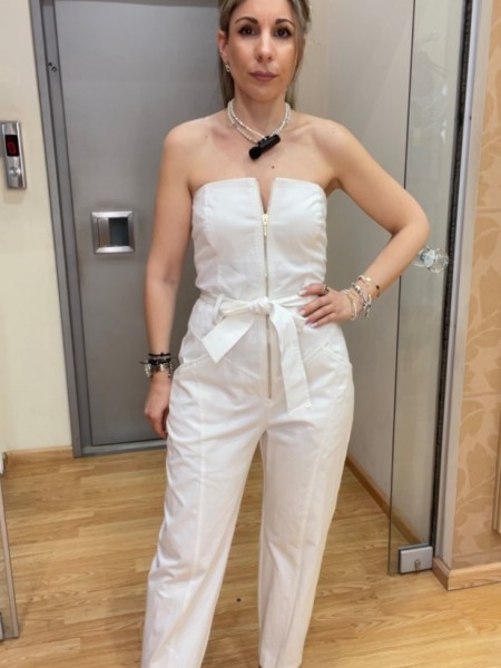 Λευκή strapless ολόσωμη φόρμα σε χαλαρή γραμμή, με πλαινές τσέπες, κλείσιμο με χρυσό φερμουάρ μπροστά και αποσπώμενη υφασμάτινη ζώνη We Coss
