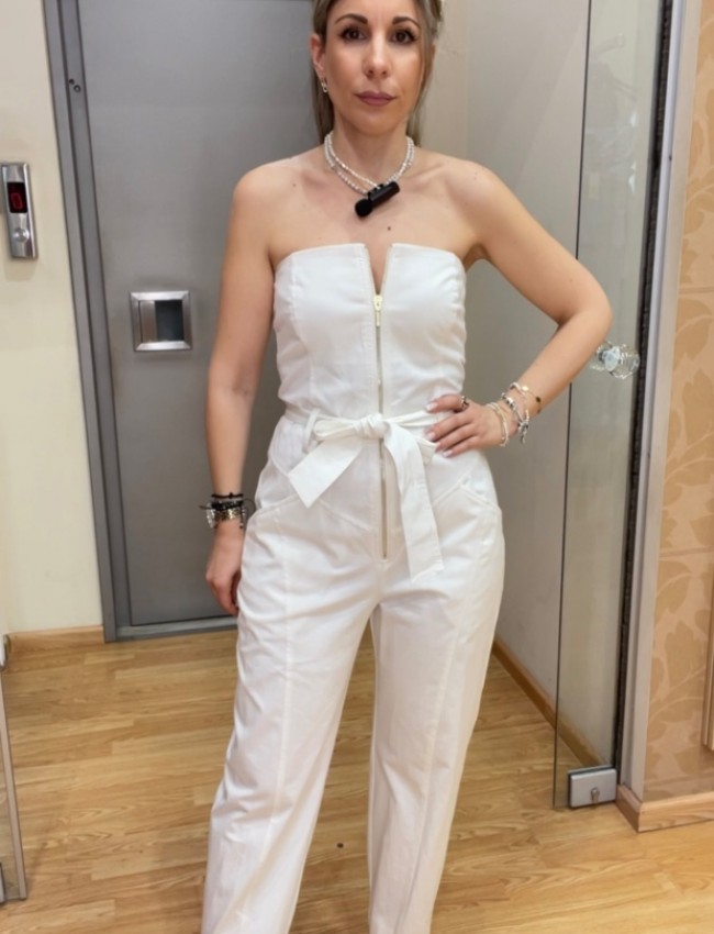 Λευκή strapless ολόσωμη φόρμα σε χαλαρή γραμμή, με πλαινές τσέπες, κλείσιμο με χρυσό φερμουάρ μπροστά και αποσπώμενη υφασμάτινη ζώνη We Coss