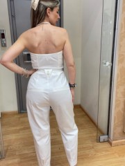 Λευκή strapless ολόσωμη φόρμα σε χαλαρή γραμμή, με πλαινές τσέπες, κλείσιμο με χρυσό φερμουάρ μπροστά και αποσπώμενη υφασμάτινη ζώνη We Coss