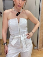 Λευκή strapless ολόσωμη φόρμα σε χαλαρή γραμμή, με πλαινές τσέπες, κλείσιμο με χρυσό φερμουάρ μπροστά και αποσπώμενη υφασμάτινη ζώνη We Coss